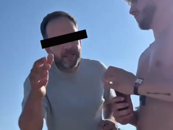 FOTO VIDEO “BĂ, SĂRACILOR!”: Turiști umiliți și goniți de pe o plajă din Mamaia pentru că nu au inchiriat șezlong 1 3