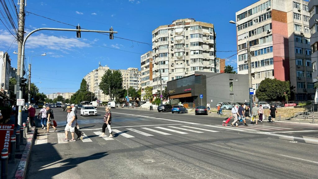 FOTO S-a montat un sistem modern de semaforizare la trecerea de pietoni de pe strada Soveja, în zona pieței Tomis III  1 4