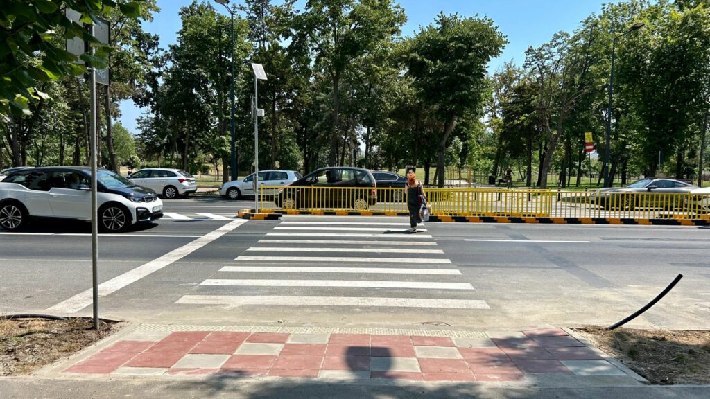 Noi scuaruri mediane au fost amenajate la trecerile de pietoni situate pe bulevardul Alexandru Lăpușneanu și în stațiunea Mamaia 4 Noi scuaruri mediane au fost amenajate la trecerile de pietoni situate pe bulevardul Alexandru Lăpușneanu și în stațiunea Mamaia 1 4 2