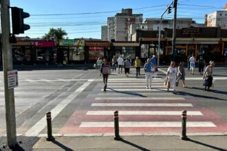 FOTO S-a montat un sistem modern de semaforizare la trecerea de pietoni de pe strada Soveja, în zona pieței Tomis III  1 9
