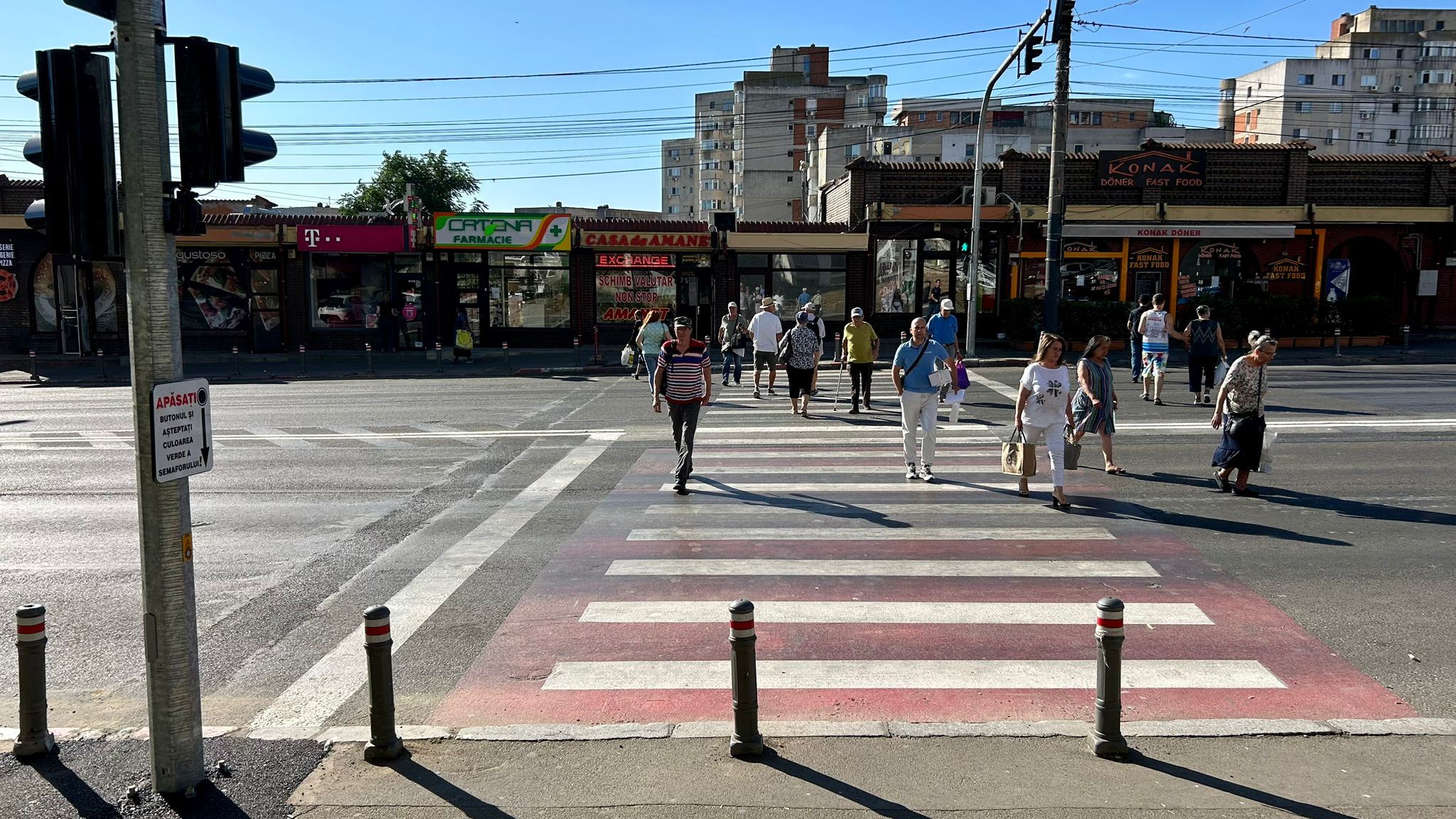 FOTO S-a montat un sistem modern de semaforizare la trecerea de pietoni de pe strada Soveja, în zona pieței Tomis III  1 9