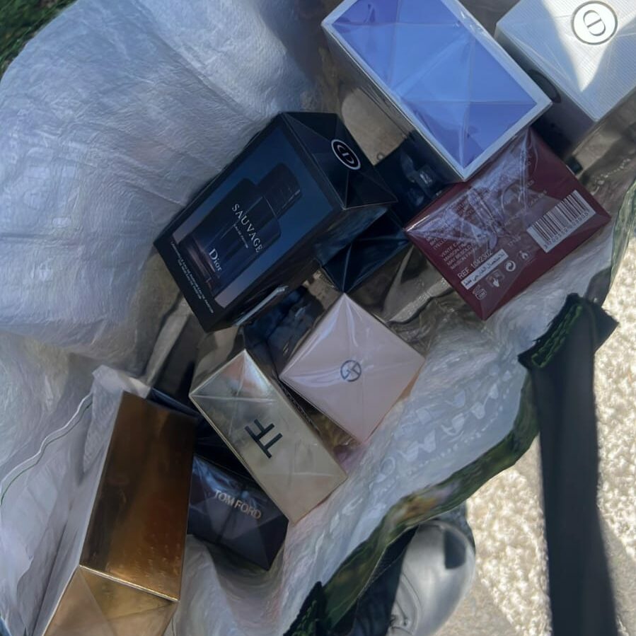 Bărbat depistat a doua oară de jandarmii constănțeni în timp ce vindea parfumuri contrafăcute în Mangalia 14 edited