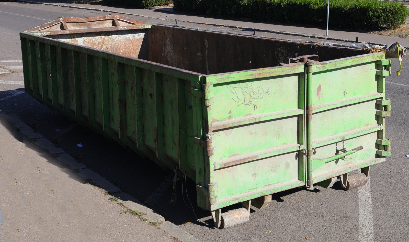Containerul special pentru deșeuri voluminoase, amplasat pe strada Panait Cerna din Constanța 15