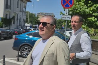 FOTO VIDEO Marius Sponoche, prezent la Tribunalul Constanța: Pozați, pozați! 15de2991 7701 4ab4 91cf ae3245b98845