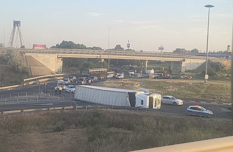 FOTO VIDEO Un TIR încărcat cu sârmă s-a răsturnat în sensul giratoriu de la Agigea 16b7bccd 7659 43b5 8bac fe7c32adf77d