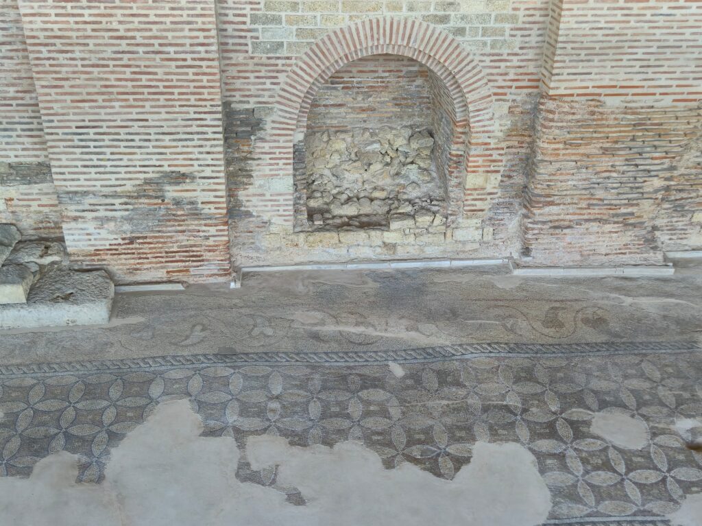 FOTO VIDEO Expoziție în aer liber la Edificiul roman cu mozaic: „File de istorie tomitană” 16 FOTO VIDEO Expoziție în aer liber la Edificiul roman cu mozaic: „File de istorie tomitană” 1907a634 0ebe 4738 8957 7b609108b1c2