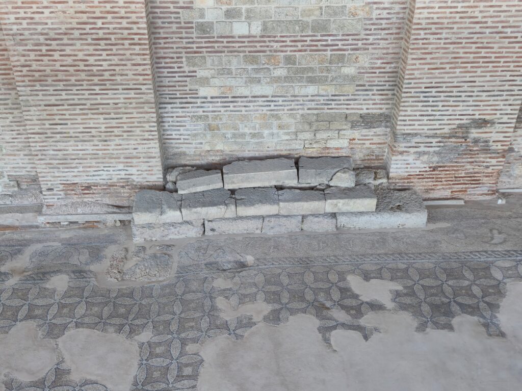 FOTO VIDEO Expoziție în aer liber la Edificiul roman cu mozaic: „File de istorie tomitană” 18 FOTO VIDEO Expoziție în aer liber la Edificiul roman cu mozaic: „File de istorie tomitană” 266aca1b f39b 475c b7f6 be5e954a0e67