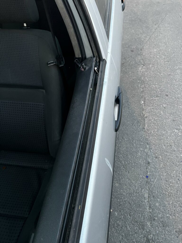 FOTO VIDEO Patru tineri, dintre care TREI MINORI, au încercat să fure o mașină, în Medgidia/ Au folosit un cuțit și o șurubelniță 3