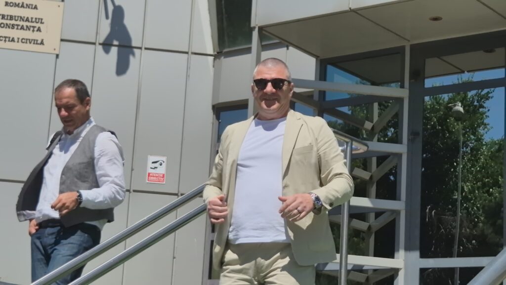 FOTO VIDEO Marius Sponoche, prezent la Tribunalul Constanța: Pozați, pozați! 308a16dc d260 4947 8971 549624f89977