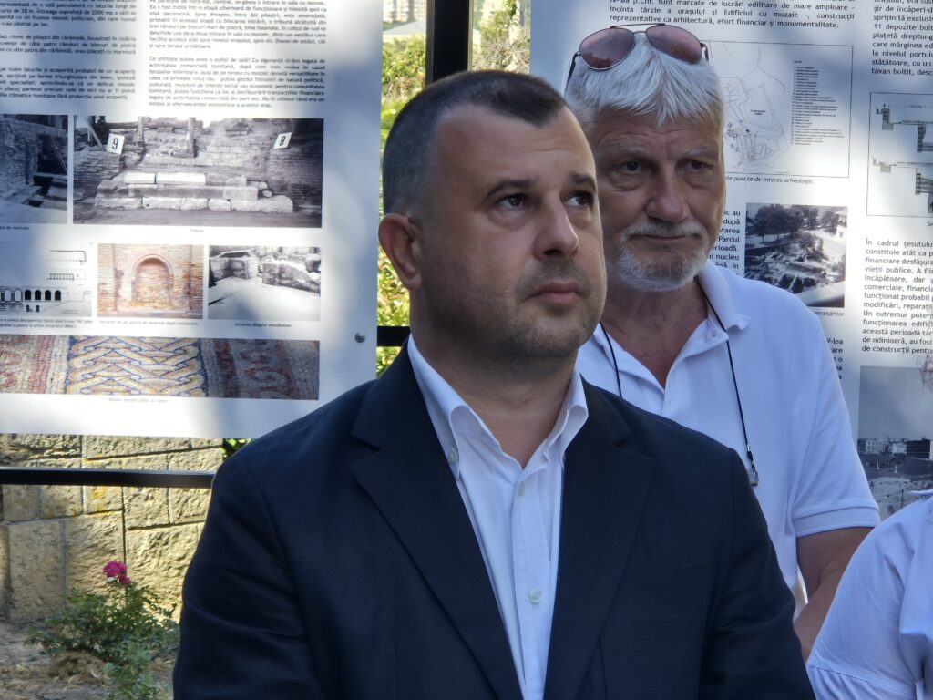 FOTO VIDEO Expoziție în aer liber la Edificiul roman cu mozaic: „File de istorie tomitană” 11 FOTO VIDEO Expoziție în aer liber la Edificiul roman cu mozaic: „File de istorie tomitană” 42b8a6f0 b45a 438f 9d40 5add622d6eba