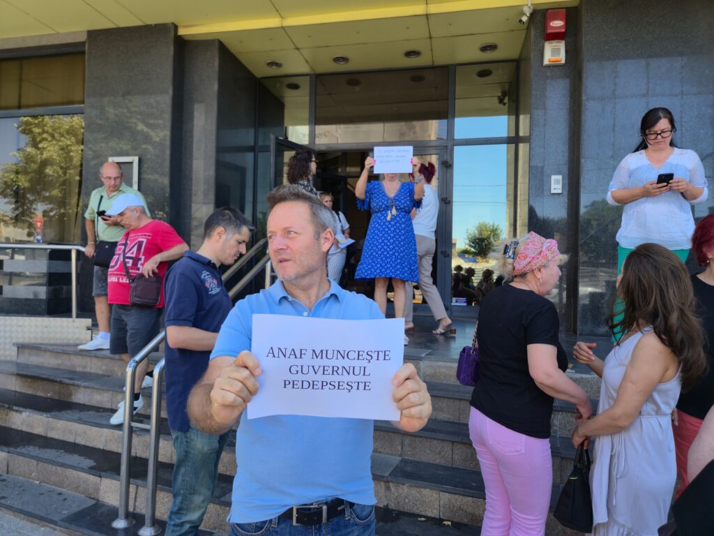 FOTO VIDEO Protest în fața sediului ANAF din Constanța după ce Guvernul a tăiat sporul pentru condiții vătămătoare 4369157a 452c 4be2 ba78 886375c676f8