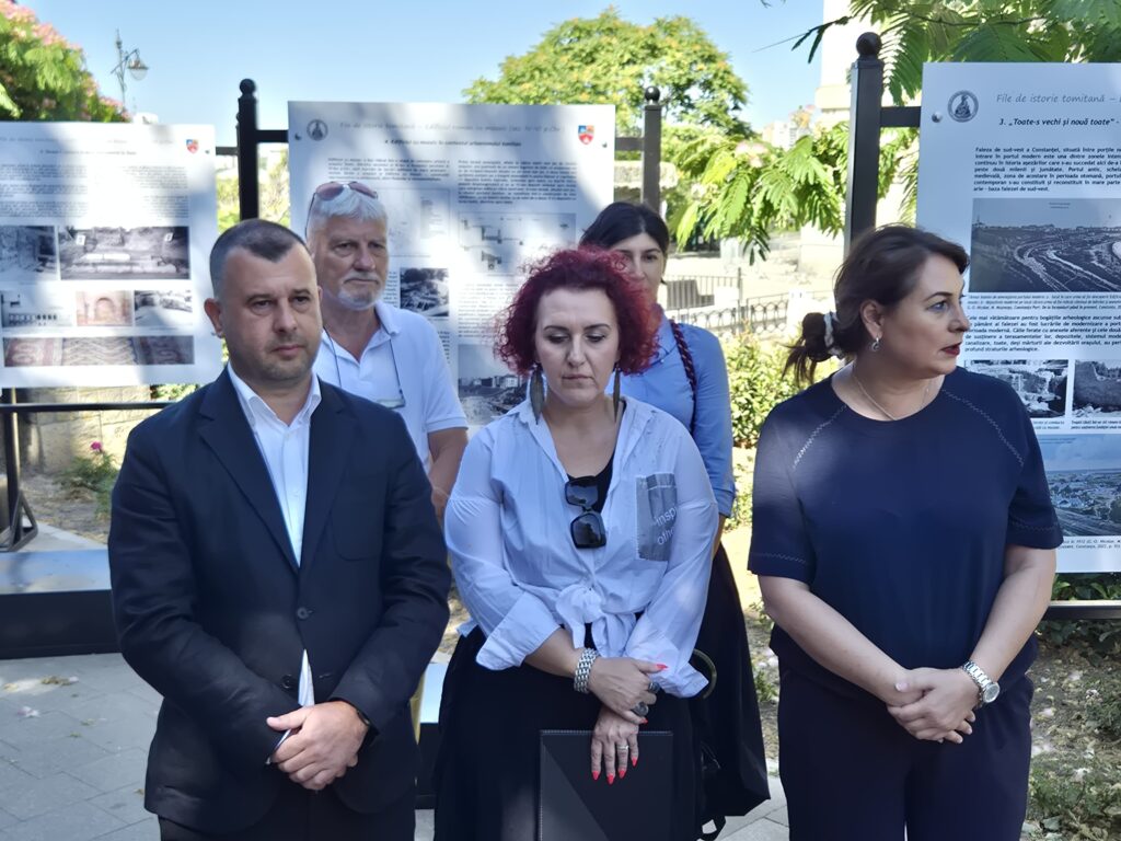 FOTO VIDEO Expoziție în aer liber la Edificiul roman cu mozaic: „File de istorie tomitană” 3 FOTO VIDEO Expoziție în aer liber la Edificiul roman cu mozaic: „File de istorie tomitană” 45e5cca7 02b2 4473 b46a 32f90633c4fc