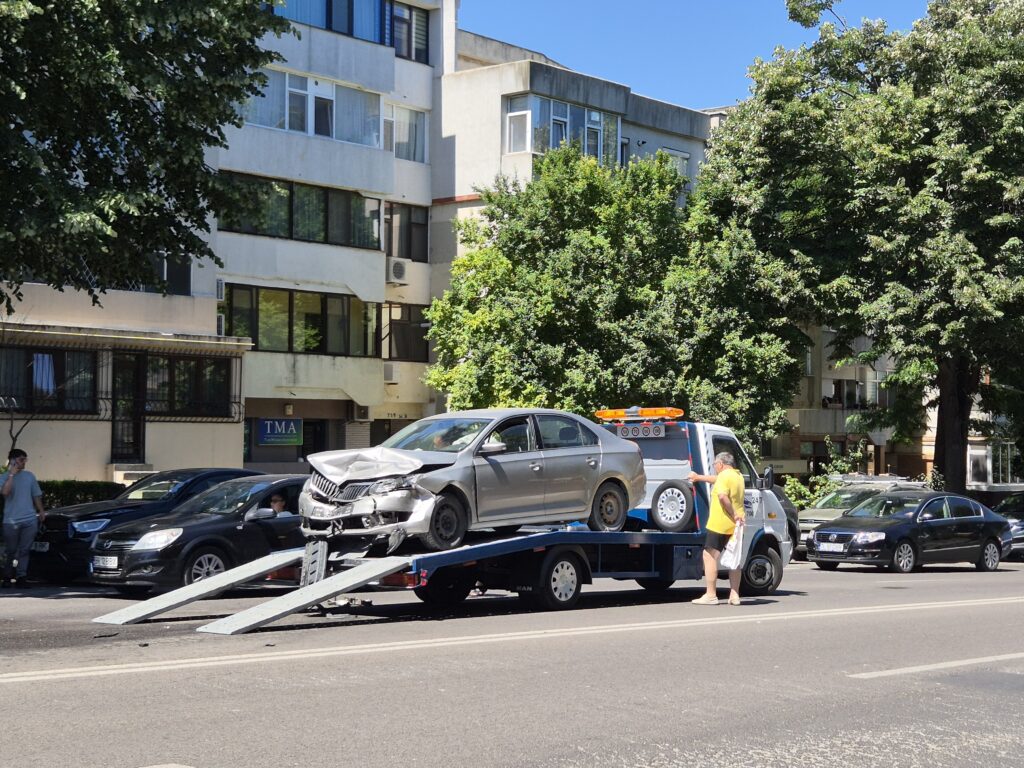 FOTO VIDEO Două persoane au ajuns la spital în urma unui accident pe bulevardul Tomis 467072d9 5cf6 4920 bc28 6c613d6743e9