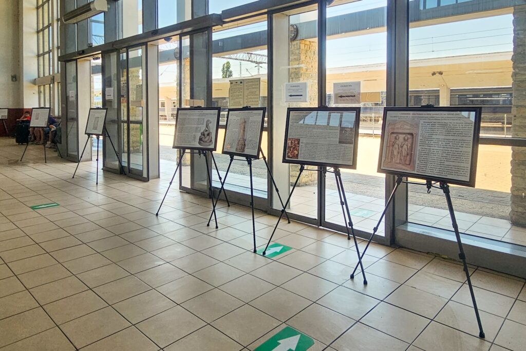 FOTO „Istoria coboară din tren” – Expoziție inedită a Muzeului de Istorie din Constanța, în Gara CFR 6 FOTO „Istoria coboară din tren” – Expoziție inedită a Muzeului de Istorie din Constanța, în Gara CFR 511227985 1358194312483605 4956710745714377112 n