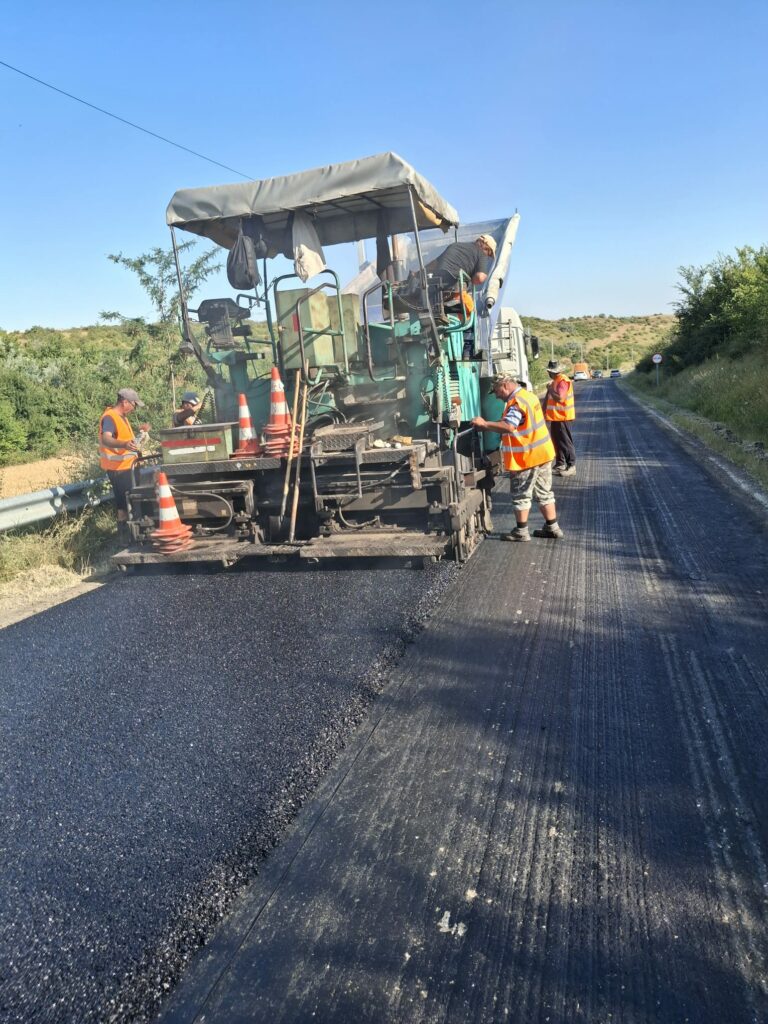 FOTO DJ 391A intră în reabilitare: lucrări de asfaltare pe tronsonul Răzoarele – Oltina 512274901 654761767612987 2298084032371883801 n 1
