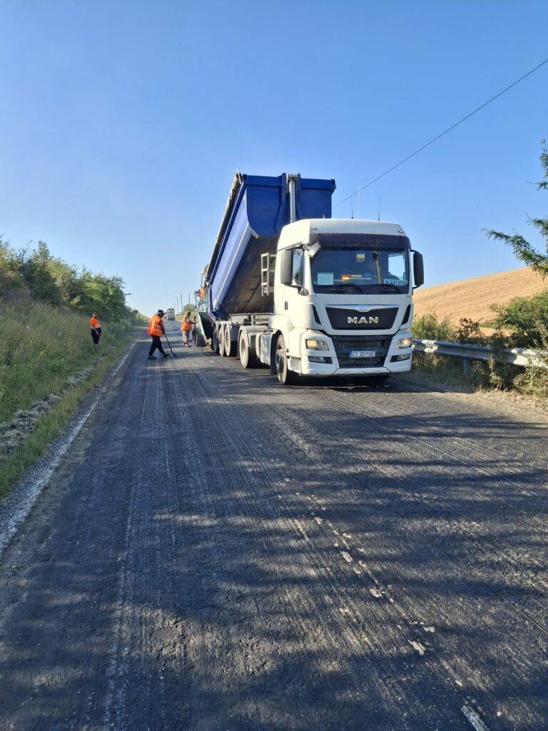 FOTO DJ 391A intră în reabilitare: lucrări de asfaltare pe tronsonul Răzoarele – Oltina 512560296 654761747612989 5495889379693897150 n 1