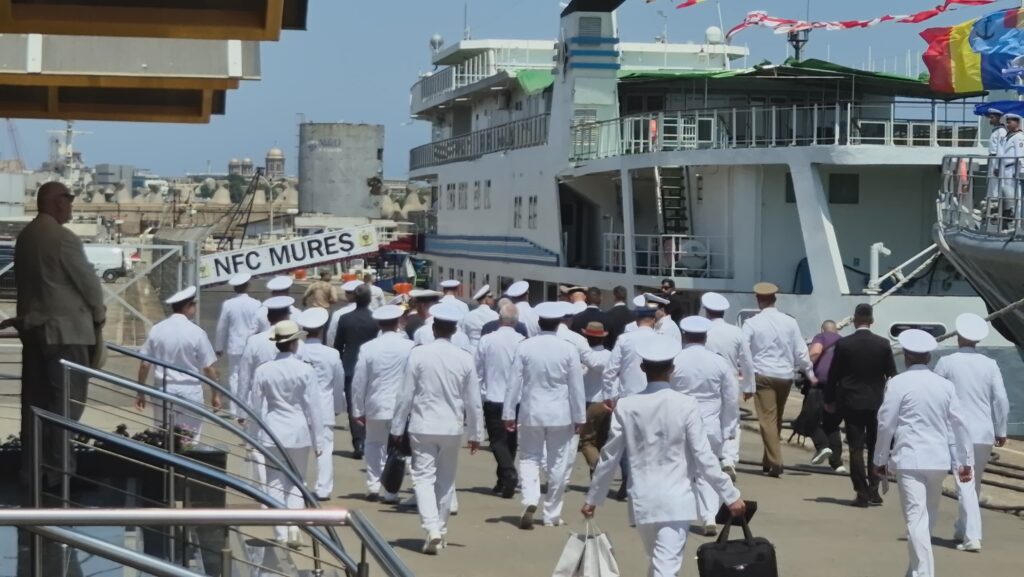 FOTO VIDEO Ministrul Apărării, prezent la preluarea de către România a comenzii Grupului operativ pentru combaterea minelor marine din Marea Neagră 28 FOTO VIDEO Ministrul Apărării, prezent la preluarea de către România a comenzii Grupului operativ pentru combaterea minelor marine din Marea Neagră 539204fa eecf 4607 8ba6 f7e0725a532e