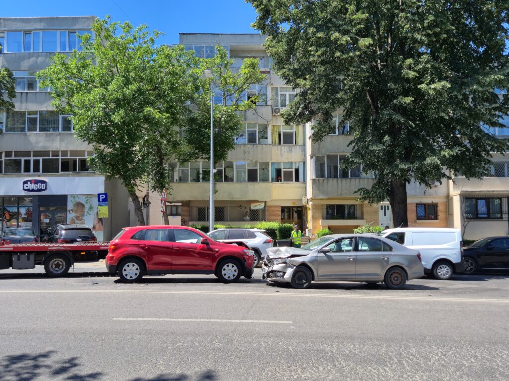 FOTO VIDEO Două persoane au ajuns la spital în urma unui accident pe bulevardul Tomis 5b46f2ef 9ae0 402e b446 167bd90ab877