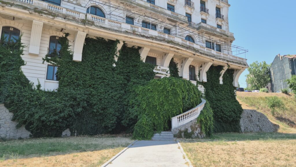 FOTO VIDEO Lucrările de reabilitare ale Hotelului Palace încă nu au început/ Bijuteria culturală va renaște cu un credit de 35 de milioane de lei 6 FOTO VIDEO Lucrările de reabilitare ale Hotelului Palace încă nu au început/ Bijuteria culturală va renaște cu un credit de 35 de milioane de lei 5e96e4d0 67c2 4e5b bad4 e500d3586505
