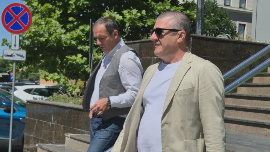 FOTO VIDEO Marius Sponoche, prezent la Tribunalul Constanța: Pozați, pozați! 60430f4f ecb2 4d03 b6e3 c24abc524e78