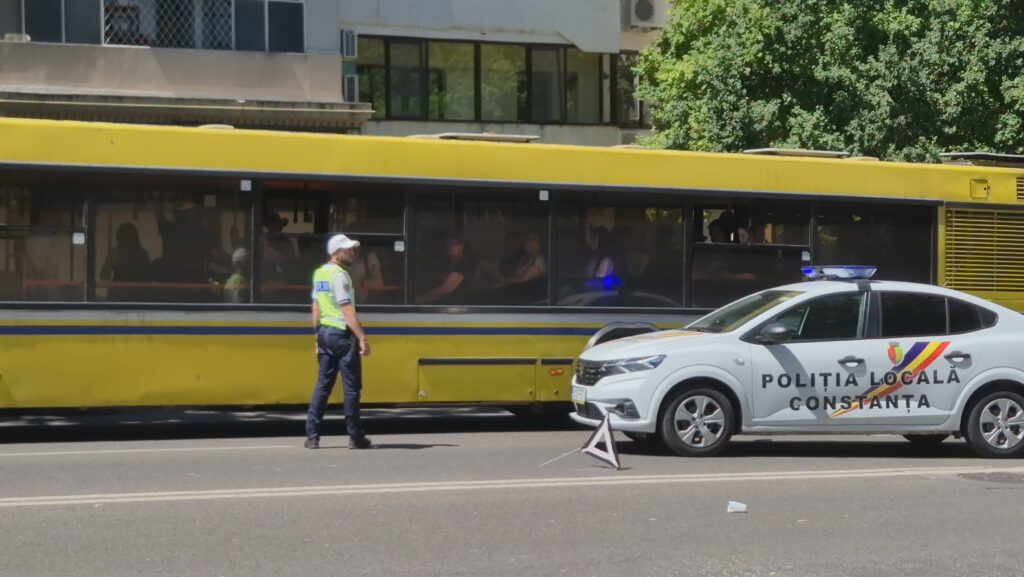 FOTO VIDEO Două persoane au ajuns la spital în urma unui accident pe bulevardul Tomis 6269f173 0472 4d58 ad24 df42c1fea223