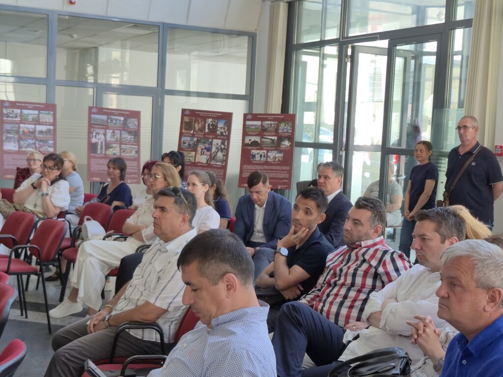 FOTO VIDEO Emil Constantinescu participă la vernisajul dedicat patrimoniului natural și cultural al Dobrogei, la Constanța 9 FOTO VIDEO Emil Constantinescu participă la vernisajul dedicat patrimoniului natural și cultural al Dobrogei, la Constanța 666a26fe a04b 4d76 8080 a4af164731b4