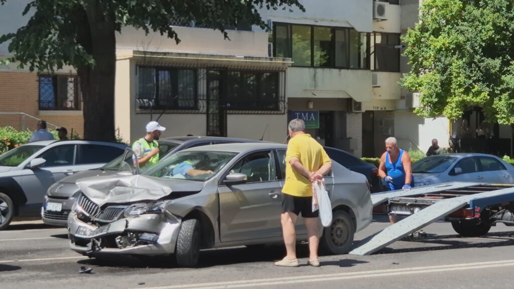 FOTO VIDEO Două persoane au ajuns la spital în urma unui accident pe bulevardul Tomis 67343cfe 3fbd 4e73 a276 900c2b765be5
