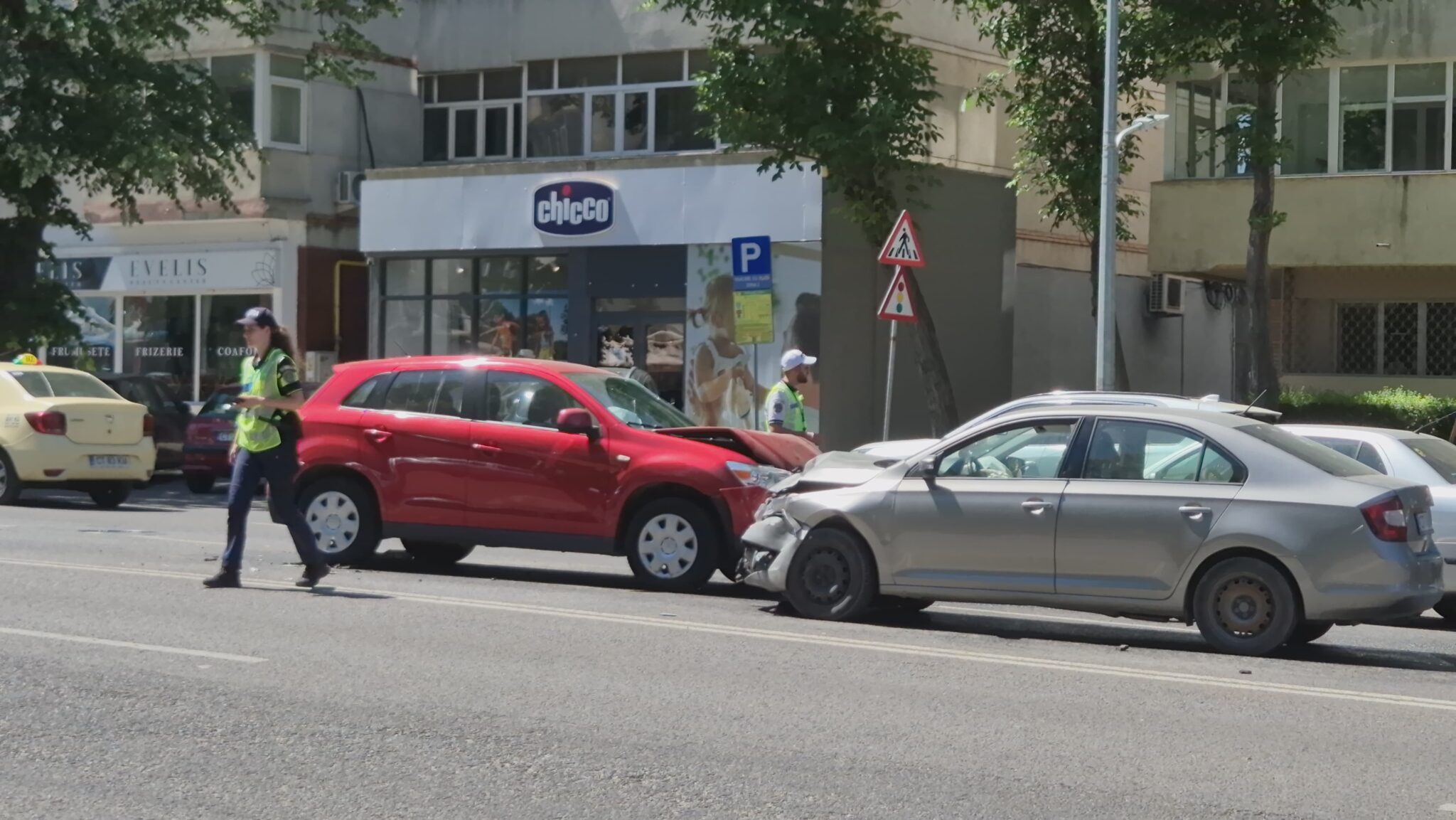 FOTO VIDEO Două persoane au ajuns la spital în urma unui accident pe bulevardul Tomis 6b1c63c4 05d6 4e76 b2ad cc7a0d5a177f