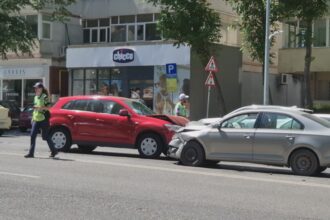 FOTO VIDEO Două persoane au ajuns la spital în urma unui accident pe bulevardul Tomis 6b1c63c4 05d6 4e76 b2ad cc7a0d5a177f