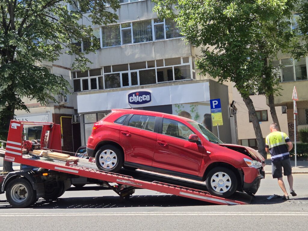 FOTO VIDEO Două persoane au ajuns la spital în urma unui accident pe bulevardul Tomis 76cee2e4 df31 4dc7 af97 a3f7913678de