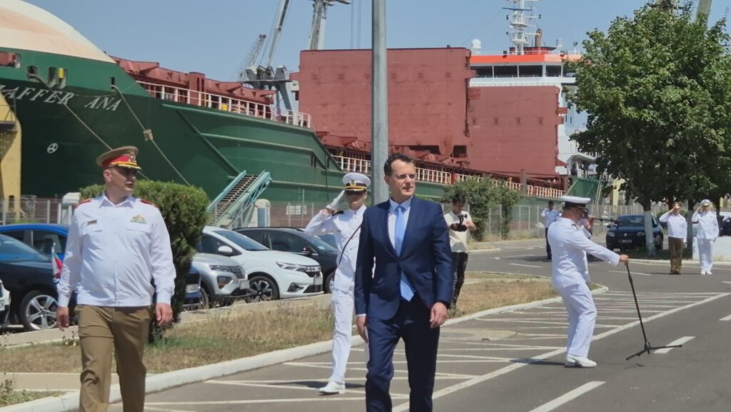 FOTO VIDEO Ministrul Apărării, prezent la preluarea de către România a comenzii Grupului operativ pentru combaterea minelor marine din Marea Neagră 2 FOTO VIDEO Ministrul Apărării, prezent la preluarea de către România a comenzii Grupului operativ pentru combaterea minelor marine din Marea Neagră 7dca461d 9c16 42f2 b1ea 86adff768df9