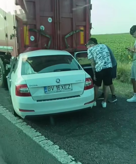 FOTO VIDEO Un începător a intrat cu mașina sub un TIR, pe Autostrada Soarelui! 5 FOTO VIDEO Un începător a intrat cu mașina sub un TIR, pe Autostrada Soarelui! 7e4fd9d4 990e 446d 8121 b5e7b5850248