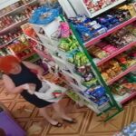 FOTO UPDATE O femeie a plecat cu un pepene și piersici dintr-un magazin, fără să achite/ Şi-a achitat nota 84bb8bee 33c0 49a1 9e02 f4f4c056e46e