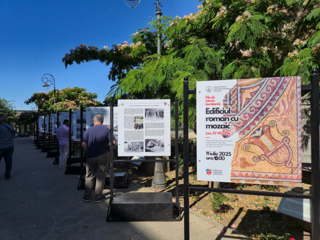 FOTO VIDEO Expoziție în aer liber la Edificiul roman cu mozaic: „File de istorie tomitană” 5 FOTO VIDEO Expoziție în aer liber la Edificiul roman cu mozaic: „File de istorie tomitană” 84cb7217 89b1 48ae b11f 6cbfb3546f18