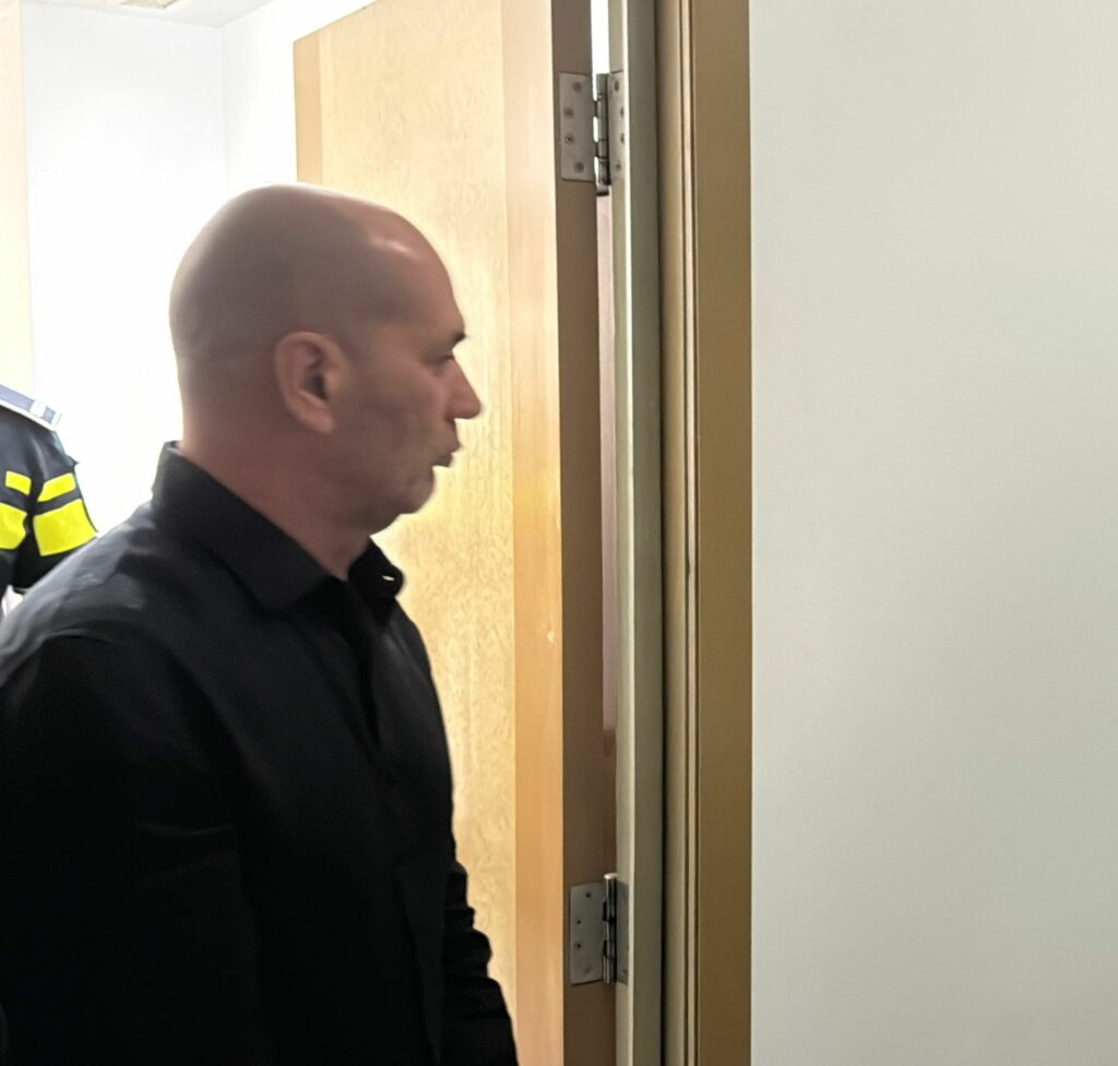 UPDATE FOTO VIDEO Dosarul DIICOT “Fabrica de Moșteniri” a ajuns la ÎCCJ. Executorul Vasile Deacu și capul rețelei, Vlad Virgil, aduși în fața magistraților alături de ceilalți inculpați 3 UPDATE FOTO VIDEO Dosarul DIICOT “Fabrica de Moșteniri” a ajuns la ÎCCJ. Executorul Vasile Deacu și capul rețelei, Vlad Virgil, aduși în fața magistraților alături de ceilalți inculpați 91bede5d 0a4f 427e ba6b fa26a4082e8c