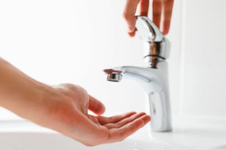 O mare parte din Constanța rămâne fără apă timp de 23 de ore. RAJA face lucrări de conectare a unei conducte noi 988f4c6d0d35ee5d9a5151e22a93c37d