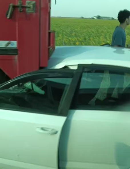 FOTO VIDEO Un începător a intrat cu mașina sub un TIR, pe Autostrada Soarelui! 2 FOTO VIDEO Un începător a intrat cu mașina sub un TIR, pe Autostrada Soarelui! 9d098ff3 046f 462d b654 6a256ac2a1dc