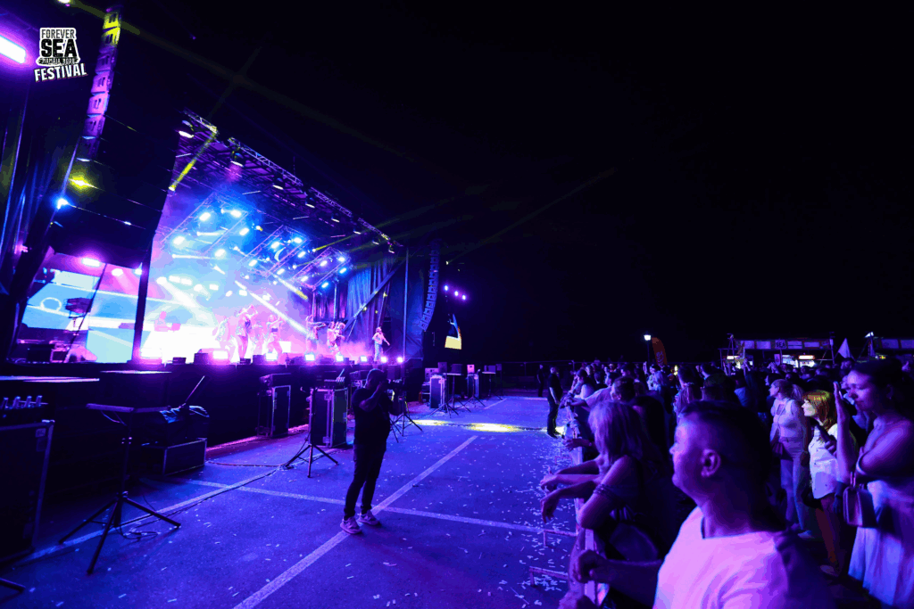 FOTO VIDEO Peste 7.000 de participanți la prima seară a ForeverSea Festival din Mamaia Nord. Muzică, emoție și distracție până în zori 2 FOTO VIDEO Peste 7.000 de participanți la prima seară a ForeverSea Festival din Mamaia Nord. Muzică, emoție și distracție până în zori FOREVERSEA FESTIVAL DAY 1 4