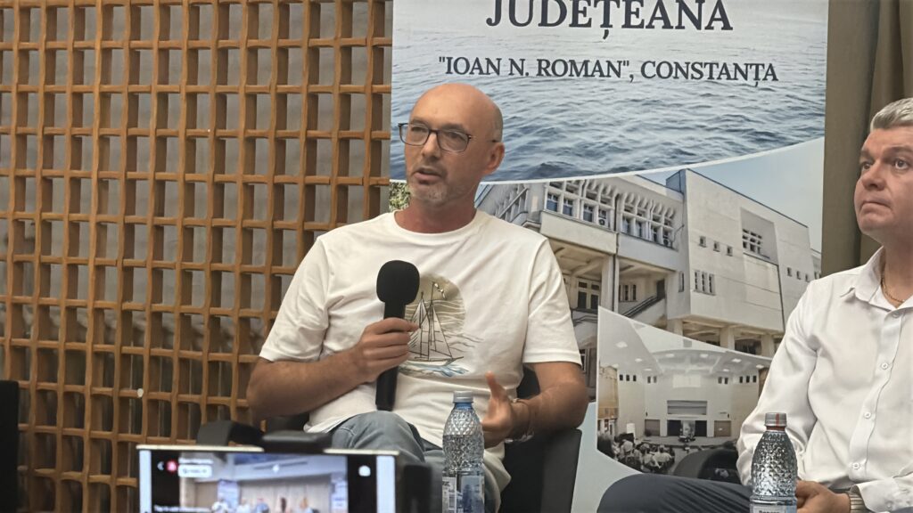 FOTO VIDEO Cristian Cealera lansează o nouă carte despre Constanța veche: „Comunitatea britanică din Kustendjie (1857–1882)” 24 FOTO VIDEO Cristian Cealera lansează o nouă carte despre Constanța veche: „Comunitatea britanică din Kustendjie (1857–1882)” IMG 2646