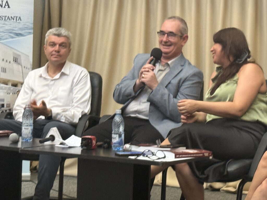 FOTO VIDEO Cristian Cealera lansează o nouă carte despre Constanța veche: „Comunitatea britanică din Kustendjie (1857–1882)” 10 FOTO VIDEO Cristian Cealera lansează o nouă carte despre Constanța veche: „Comunitatea britanică din Kustendjie (1857–1882)” IMG 2763