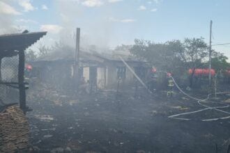FOTO VIDEO Incendiu de vegetație în Casimcea, județul Tulcea: patru anexe gospodărești au ars UPDATE Imagine WhatsApp 2025 07 04 la 14.54.42 4c7ae953