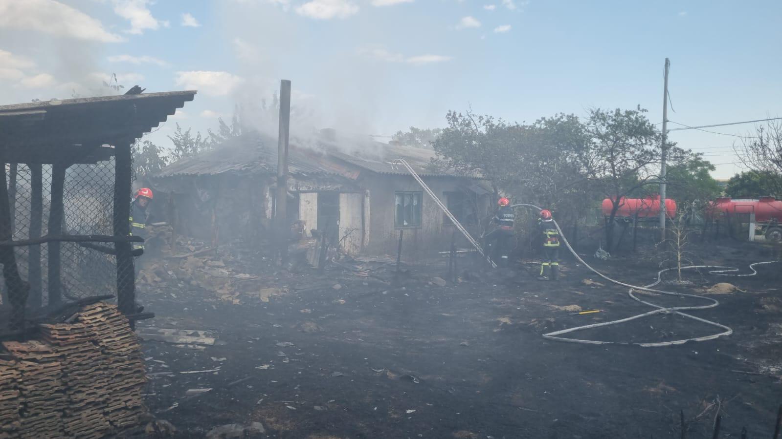 FOTO VIDEO Incendiu de vegetație în Casimcea, județul Tulcea: patru anexe gospodărești au ars UPDATE Imagine WhatsApp 2025 07 04 la 14.54.42 4c7ae953