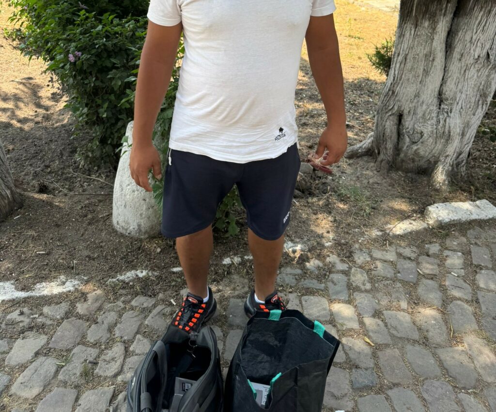 FOTO Jandarmii constănțeni au prins trei bărbați care vindeau parfumuri contrafăcute P3 1
