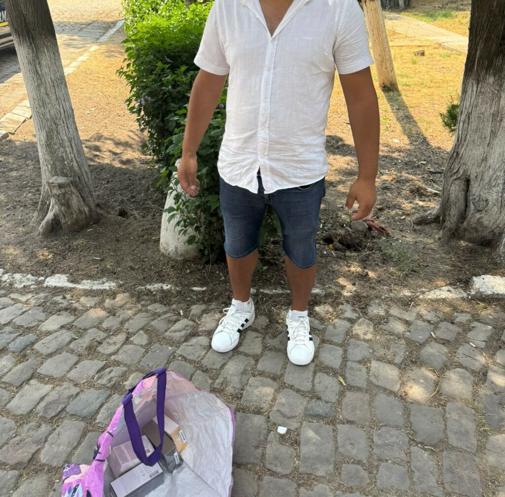 FOTO Jandarmii constănțeni au prins trei bărbați care vindeau parfumuri contrafăcute P5