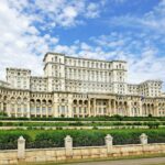 Angajații Senatului cer demontarea antenelor de pe Parlament, care „generează radiații”, după ce guvernul le-a tăiat sporul de antenă Palatul Parlamentului