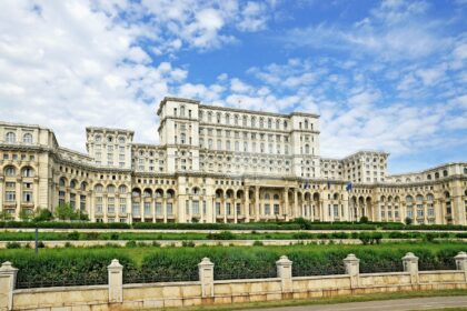 Angajații Senatului cer demontarea antenelor de pe Parlament, care „generează radiații”, după ce guvernul le-a tăiat sporul de antenă Palatul Parlamentului