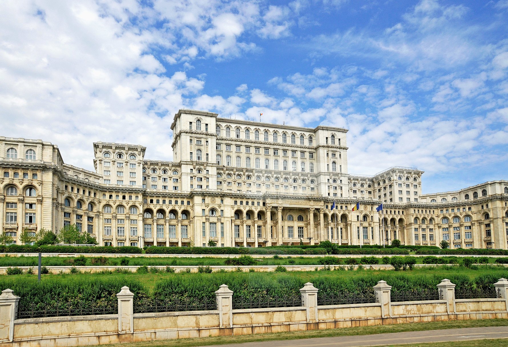 Angajații Senatului cer demontarea antenelor de pe Parlament, care „generează radiații”, după ce guvernul le-a tăiat sporul de antenă Palatul Parlamentului