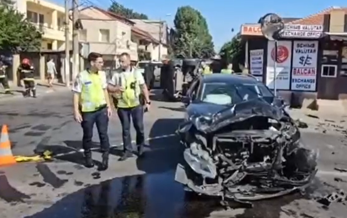 VIDEO Accident cu trei mașini implicate, la intersecția străzilor Unirii și Zorelelor. O mașină s-a răsturnat UPDATE Screenshot 8