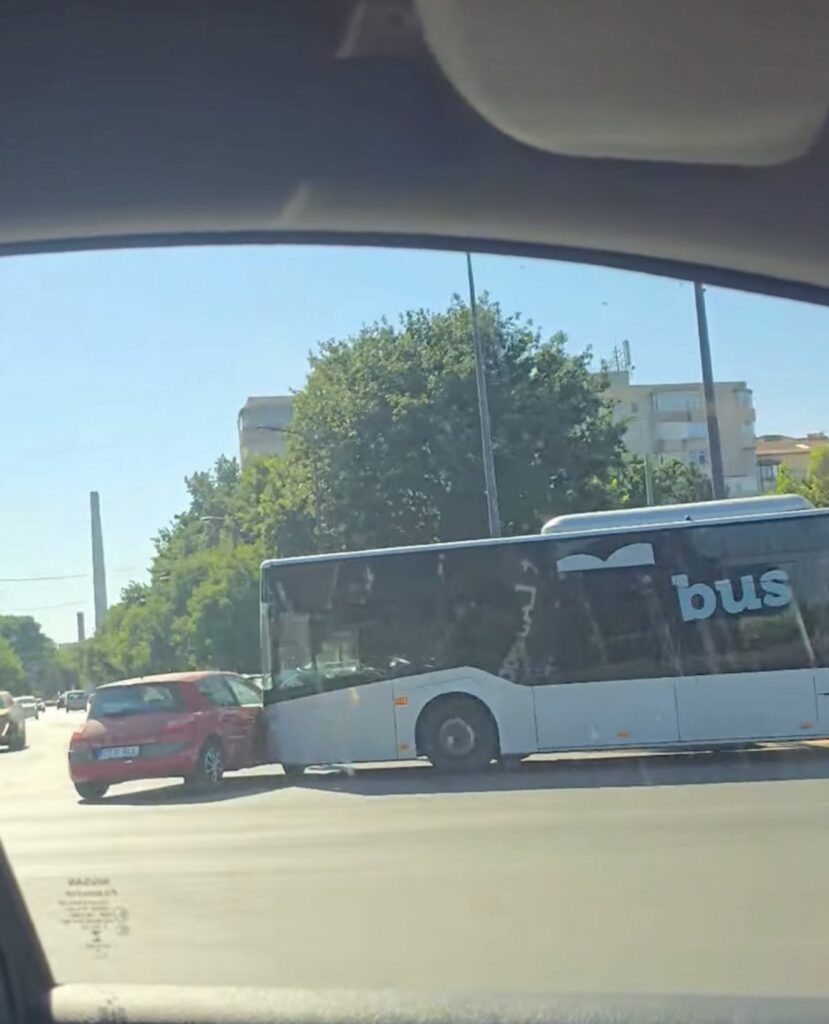 VIDEO O mașină a fost lovită de CT Bus la intersecția de la Far, Constanța WhatsApp Image 2025 07 03 at 17.39.52 3