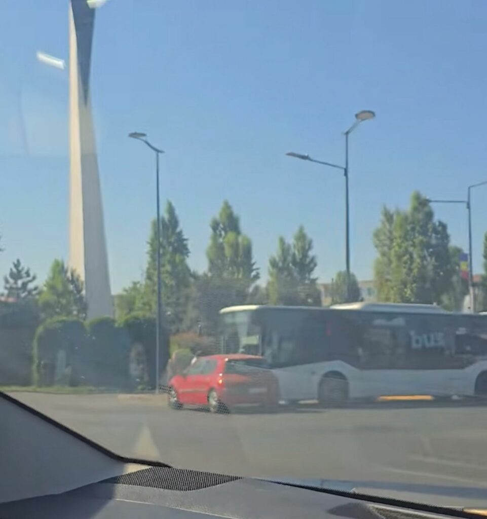 VIDEO O mașină a fost lovită de CT Bus la intersecția de la Far, Constanța WhatsApp Image 2025 07 03 at 17.42.51 2